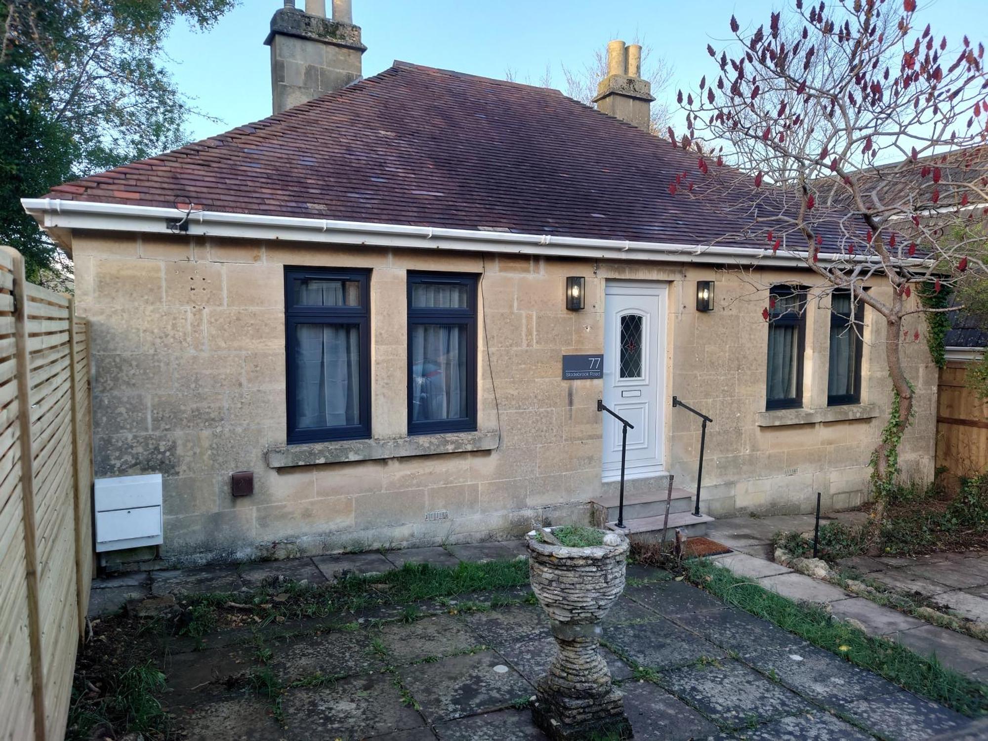 Newly Renovated 2-Bed Bungalow Bath Exterior foto